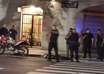 Un policía de la Ciudad abatió a un delincuente que quiso robarle la moto en Flores