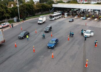 Terror en la autopista: Intentó matar a un policía durante un control y terminó baleado.
