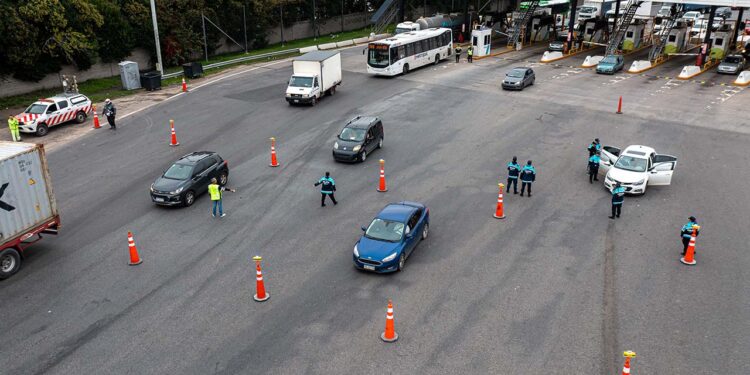 Terror en la autopista: Intentó matar a un policía durante un control y terminó baleado.
