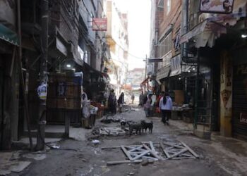 Rescate desesperado en Flores: La víctima arrojó las llaves por la ventana y la Policía irrumpió para salvarla del ataque