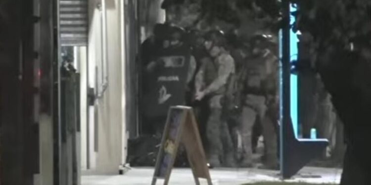 Moreno: Un policía asesinó a la pareja de su ex y mantuvo a una mujer como rehén en un gimnasio