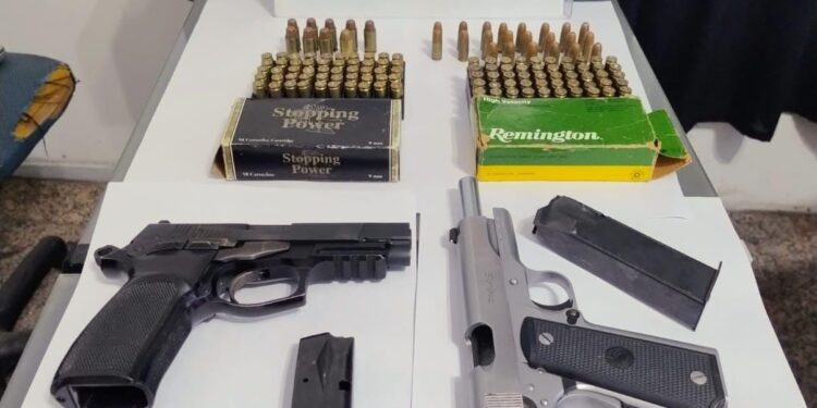 Allanaban una vivienda por una estafa virtual y hallaron un arsenal de armas de guerra en Morón