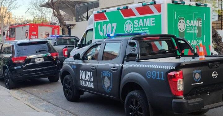 Drama en Colegiales: Se atrincheró en un ascensor tras huir de la Policía