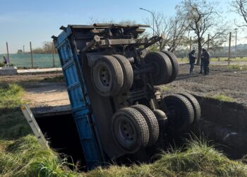 Un camión cayó al Arroyo Cildañez en Villa Lugano y el conductor fue hospitalizado