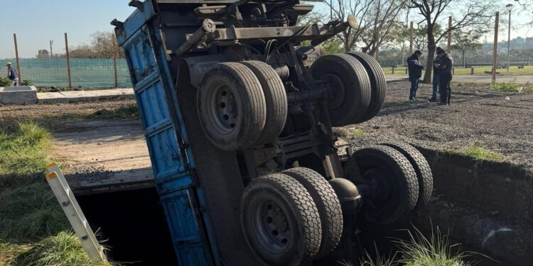Un camión cayó al Arroyo Cildañez en Villa Lugano y el conductor fue hospitalizado