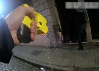 Robó, amenazó con autolesionarse para no ser detenido y fue reducido con la taser