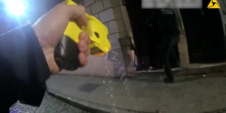 Robó, amenazó con autolesionarse para no ser detenido y fue reducido con la taser