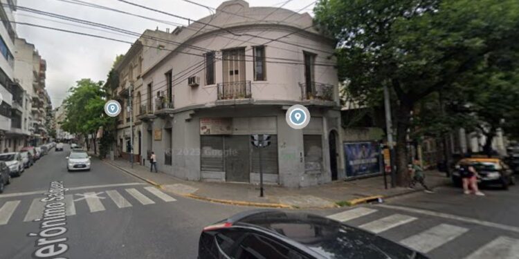 AHORA | Intentó robar un auto en Almagro, sacó un arma y terminó baleado por un policía federal