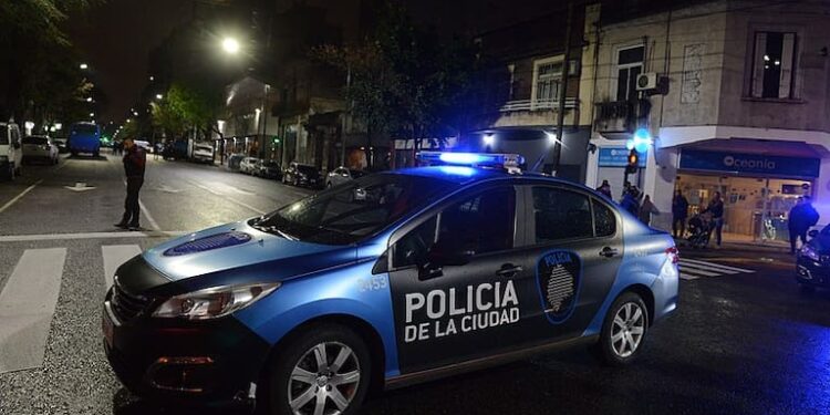 Discusión, cuchillo y muerte en Belgrano: la Justicia investiga si fue un crimen