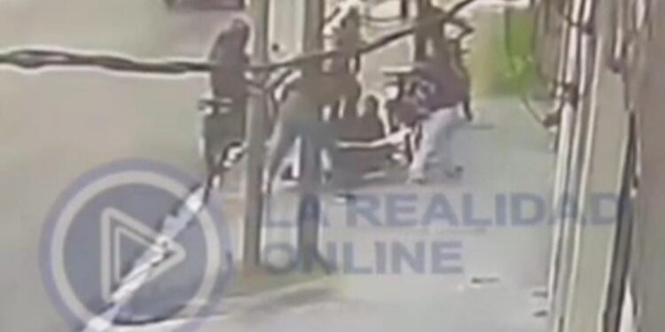 Horror en Laferrere: Emboscaron a dos hermanas, una murió y la otra, policía, resultó herida