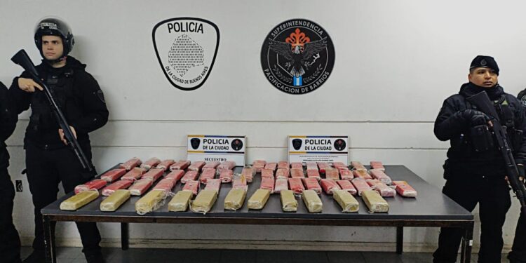 La Policía secuestró 43 kilos de marihuana en Zavaleta y detuvo a dos hermanos