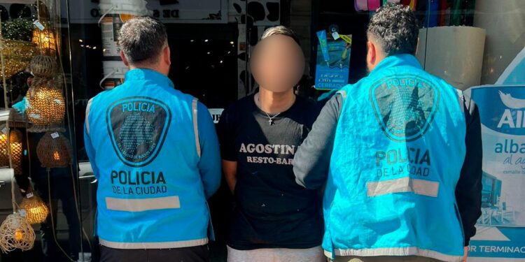 Lo buscaban por homicidio y fue detenido durante un control en el barrio de San Telmo