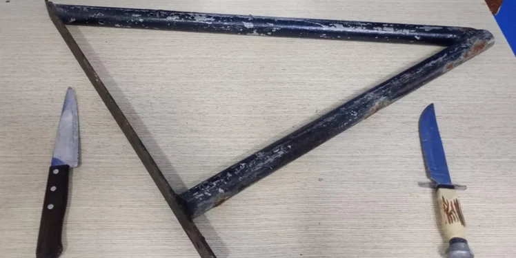 Dos hombres acusaron a otro de usurpar una casa y lo atacaron a cuchillazos: se defendió con un caño