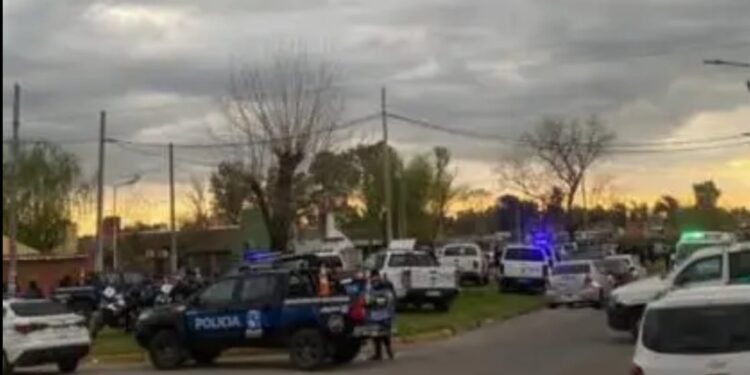 AHORA | Tiroteo en José C. Paz: un atrincherado y un policía herido