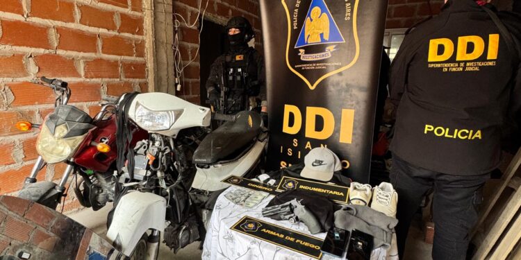 Detienen a tres personas vinculadas al robo de autopartes: una pareja fue atrapada en el Unicenter de Martínez