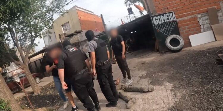 Rosario: impactante allanamiento con drone termina con dos detenidos por venta de drogas en Zona Cero