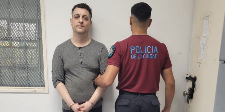 La primera foto como detenido de la ex pareja de Lourdes de Bandana