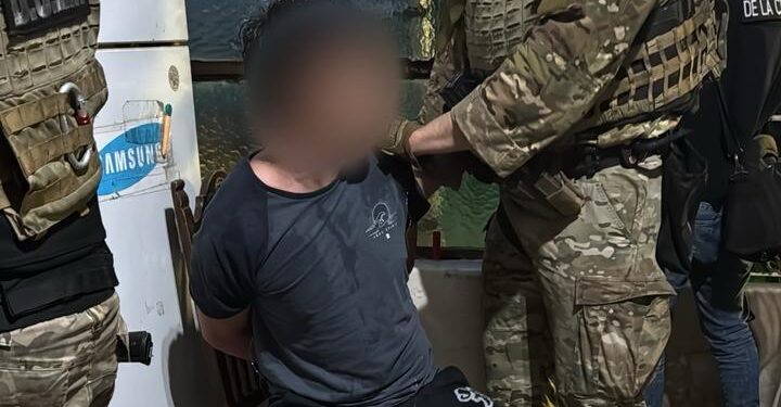 Usaron una Taser para detener a un ciudadano chino que disparaba desde el balcón de su casa en Boedo