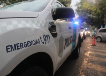 Balearon a un chofer en un intento de robo y detuvieron a uno de los atacantes