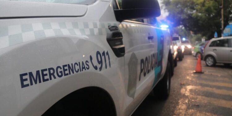 Balearon a un chofer en un intento de robo y detuvieron a uno de los atacantes