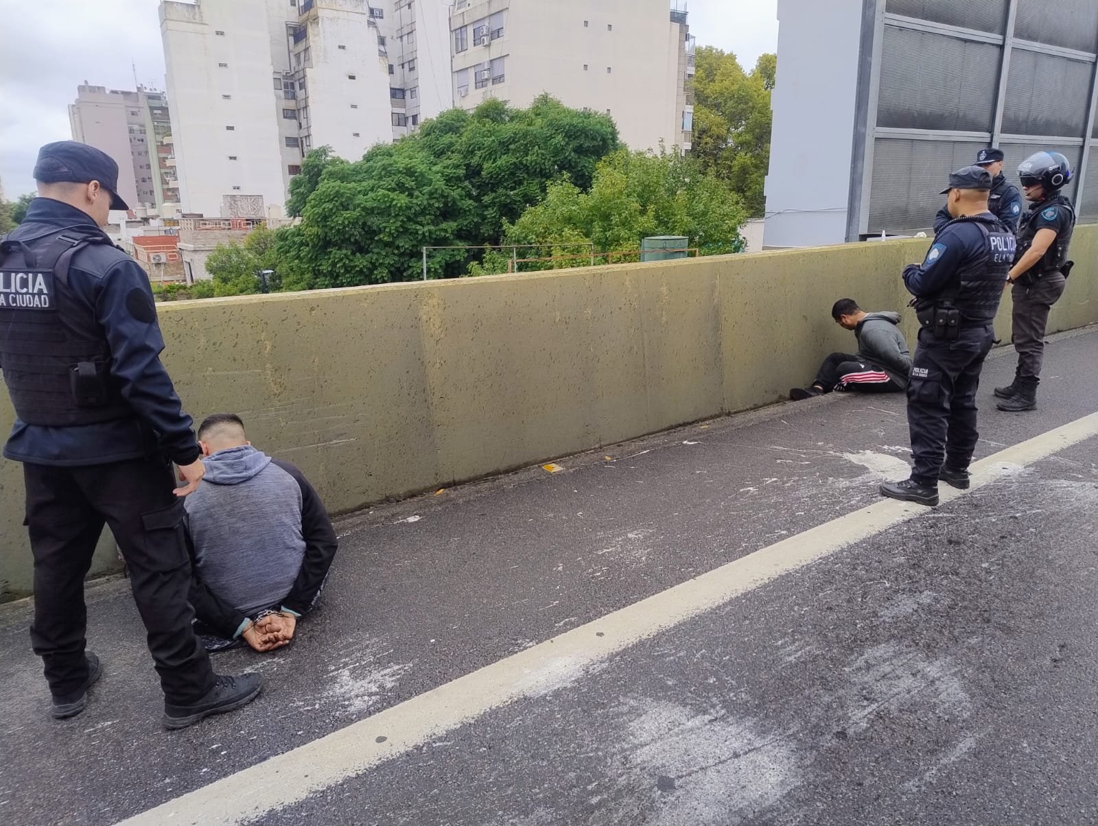 Persecución y detención en la Autopista 25 de Mayo: cayeron dos sospechosos con antecedentes
