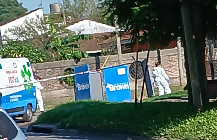 Almirante Brown: intentaron robarle cuando esperaba el colectivo y murió del susto