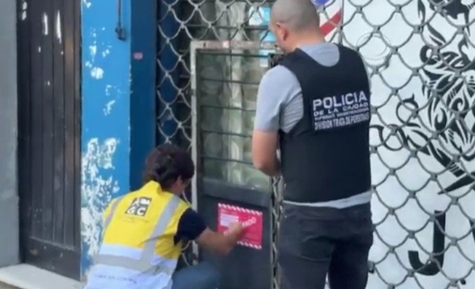 La Policía de la Ciudad allanó una barbería del barrio de Floresta, en el que se ocultaba un prostíbulo