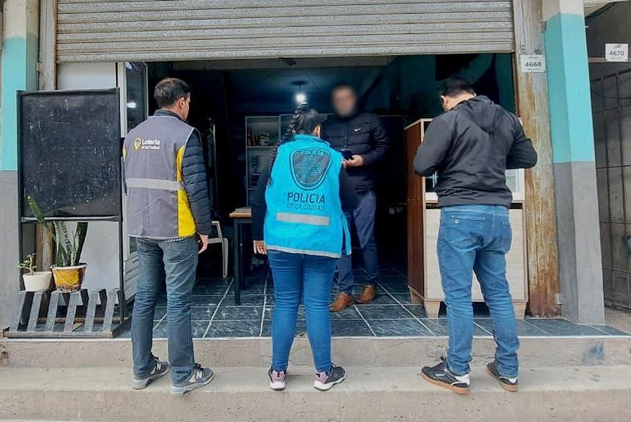 Golpe al juego ilegal: desarticulan un casino clandestino oculto en el sur de la Ciudad