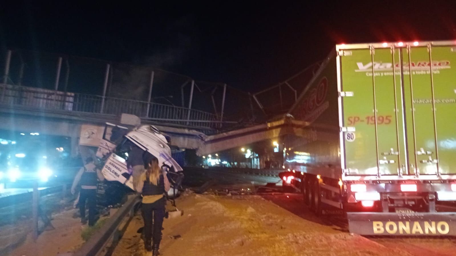 Se cayó un puente peatonal en Panamericana tras un choque entre camiones en Escobar.