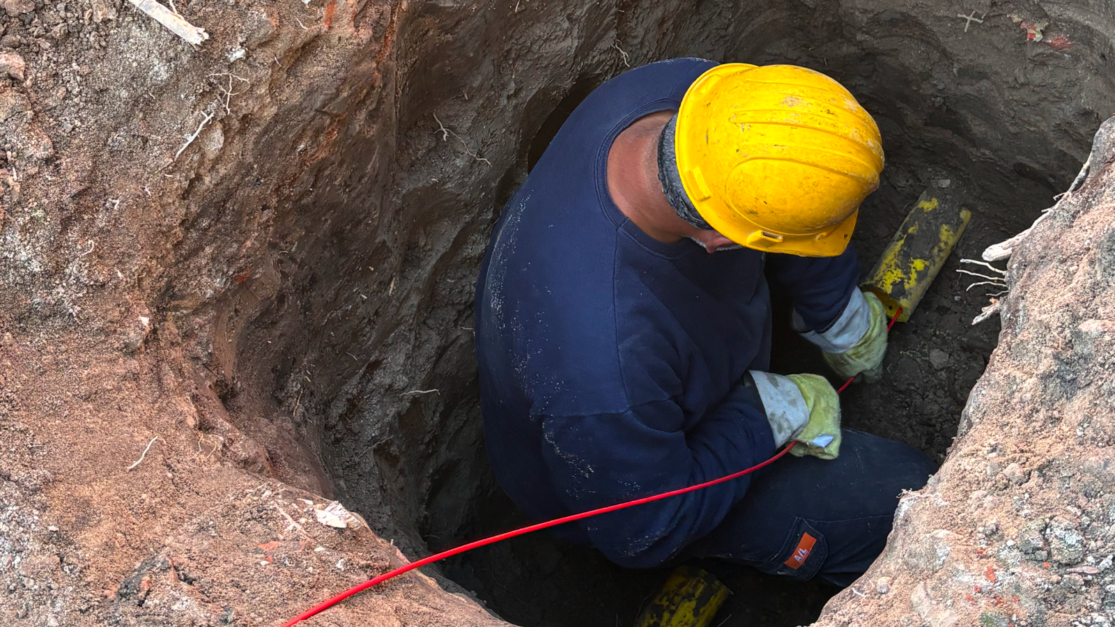 Con una cámara que recorre las cañerías de gas, descubren una conexión clandestina en una metalúrgica de Lanús