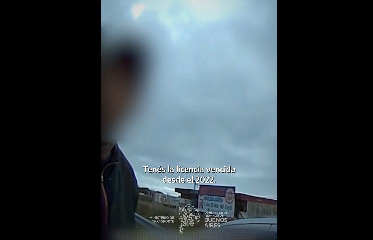 Interceptan a un conductor profesional que hablaba por celular y no tenía ni VTV ni licencia al día