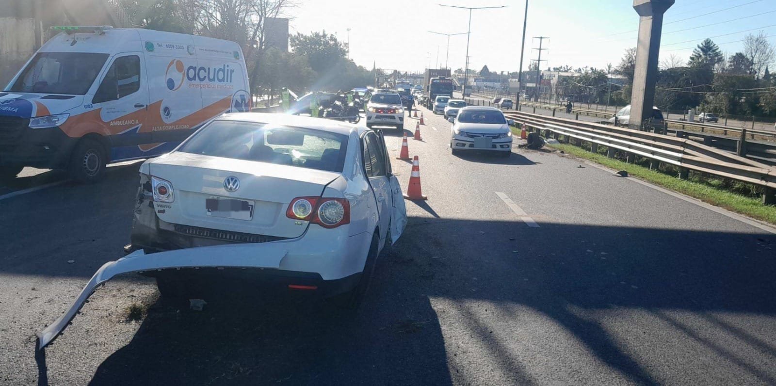 Impactante choque en Panamericana: un auto en marcha atrás causó un grave accidente