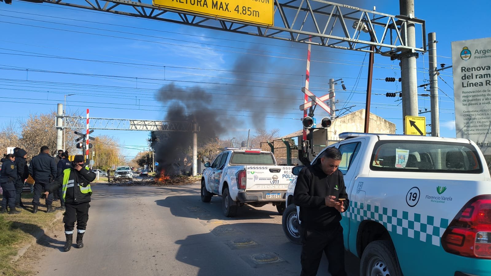 Vecinos cortaron las vías del Tren Roca por un reclamo de falta de luz y hay importantes demoras
